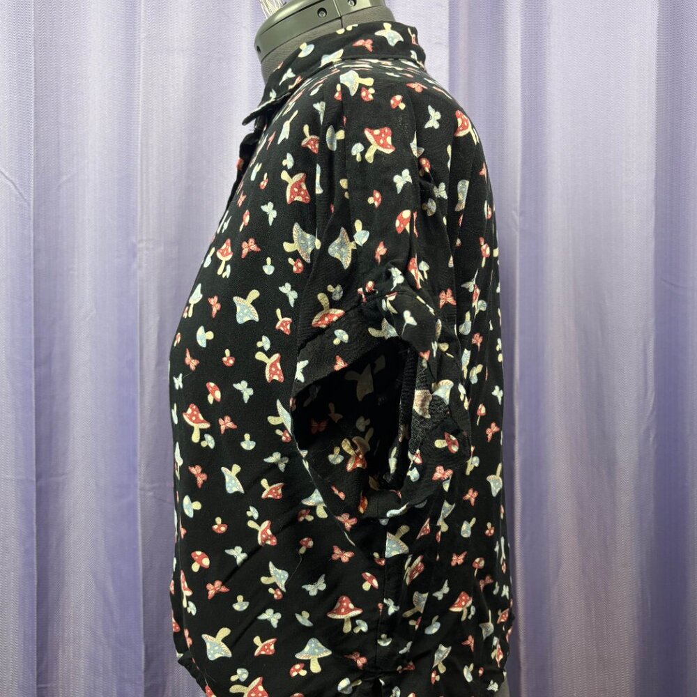 Hot Topic Breezy Mushroom Print Short Sleeve Button Up Shirt - SZ: SM - Picture 3 of 4